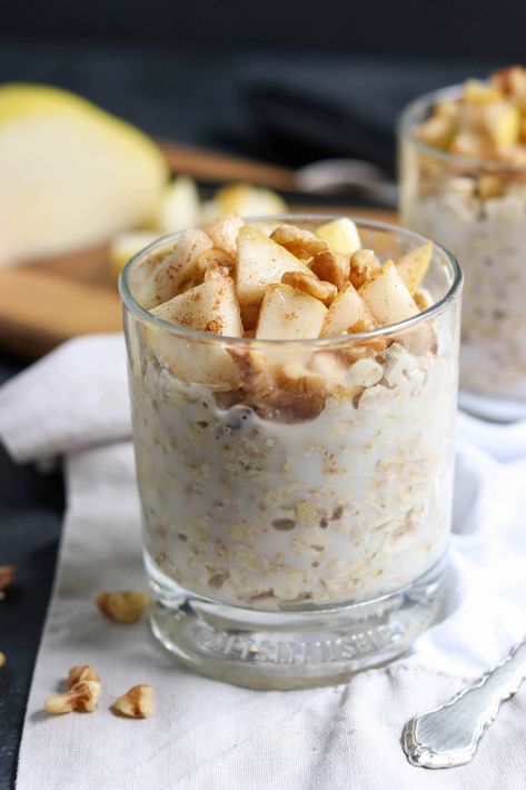 Fall is in the air and these Spiced Pear and Walnut Overnight Oats are the perfect way to welcome the season. Maple sweetened and full of hearty rolled oats, your morning will be off to the perfect start with this make ahead breakfast! lemonsandzest.com Overnight Oats Keto, Pear Overnight Oats, Walnut Overnight Oats, Low Carb Alternatives, Pear Oatmeal, Oatmeal Overnight, Heart Breakfast, Overnight Oats Recipe Easy, Overnight Oats In A Jar