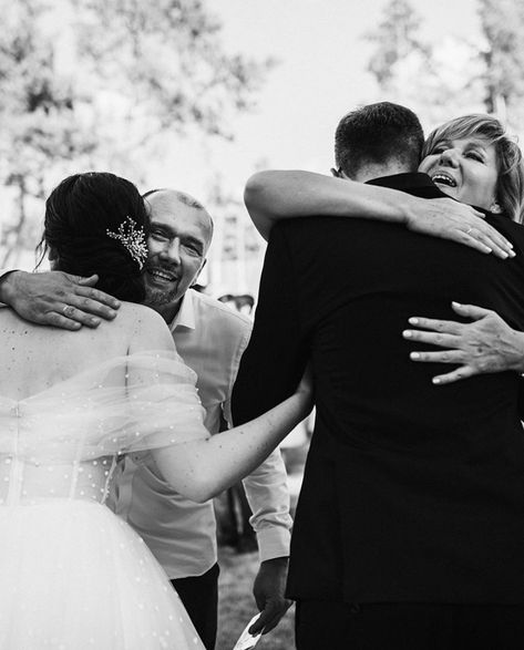 Unique Family Wedding Photos Group Shots, Unconventional Wedding Pictures, Candid Wedding Family Photos, Essential Wedding Photos, Photojournalistic Wedding Photos, Cabo Wedding Photography, Wedding Photos Guests, Wedding Photos Family Group, Wedding Family Portraits Group Shots