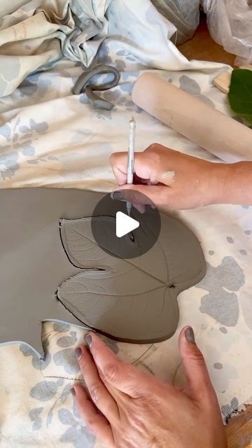 1,269 likes, 8 comments - ceramicsvideos em January 30, 2023: "Ceramic leaves bowl by @throwingmudetc". Leaf Ceramic Bowl, Clay Art Bowls, Ideas For Ceramics Projects, Ceramic Pottery Bowls, Diy Ceramic Bowl, Ceramics Videos, Ceramic Leaves, Ceramics Pottery Bowls, Slab Ceramics