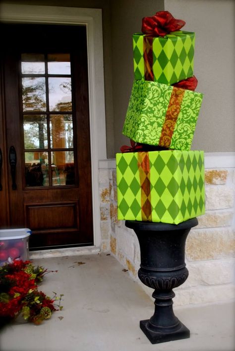 50+ Best Christmas DIY Outdoor Decor Ideas and Designs for 2020 Best Outdoor Christmas Decorations, Diy Christmas Yard Decorations, Outdoor Christmas Gifts, Front Porch Christmas Decor Ideas, Porch Christmas Decor Ideas, Porch Christmas Decor, Christmas Decor Ideas Diy, Front Porch Christmas, Country Diy