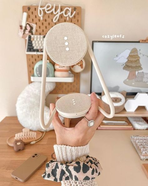 feya ⋆⁺ 🤎 on Instagram: "Happy Sunday! Love my @staycourant MagSafe:2 wireless charger 🤍📱 It’s beautifully crafted & makes charging your MagSafe compatible tech easy! Color: natural 📱 linked in my bio and stories! 🤍 #staycourant #gifted" Wireless Charger Aesthetic, Magsafe Charger Stand, Happy Sunday Love, Magsafe Stand, Switch Aesthetic, Magsafe Charger, Sunday Love, Desk Essentials, Charger Stand