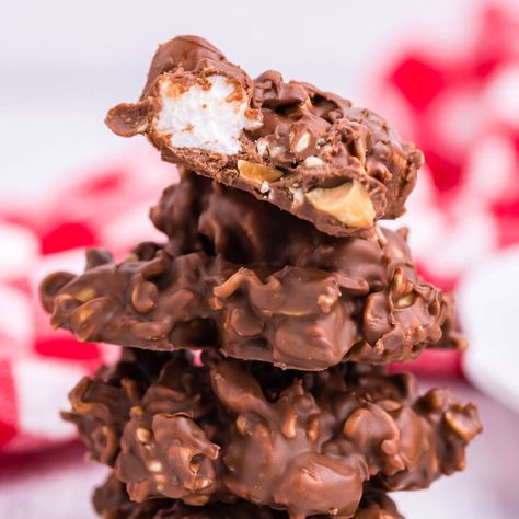 Rocky Road Candy Crunchy Noodles, Nut Free Candy, Rocky Road Candy, Rocky Road Recipe, Christmas Tree Food, Easy Candy Recipes, Candy Recipe, Candy Recipes Homemade, Christmas Candy Recipes