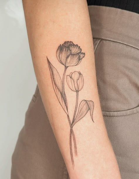 Tulips Tattoos For Women, Parrot Tulip Tattoo, Tulip Tattoo Traditional, Tuberose Tattoo, Tulips Tattoo Design, Tulips Tattoo, Flower Tattoo Stencils, Patchwork Tattoos, Mom Daughter Tattoos