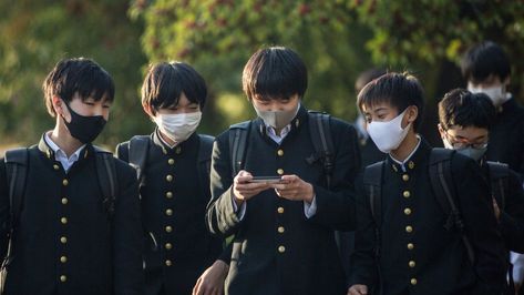 Japanese School Uniforms Boy, Japanese Uniform Highschool, City Tokyo, Schools Around The World, Everyday Uniform, World Images, Japanese School, Image Caption, Japanese Boy