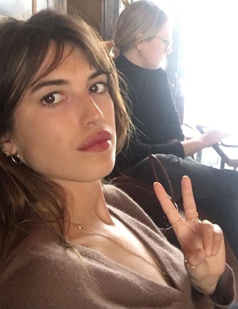 Jeanne Damas Style Winter, Jeanne Damas Hair, Damas Style, Jeanne Damas Style, Outfit Reference, Parisienne Chic, Jeanne Damas, French Girls, Bridesmaid Makeup