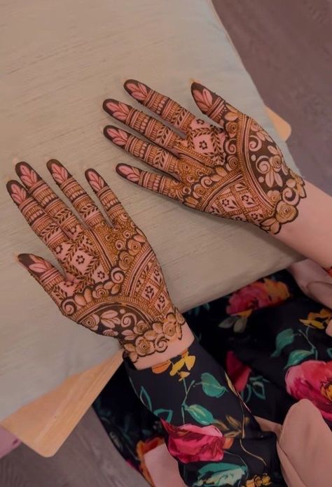 Minimalist Mehendi, Simple Mehandi Designs, Simple Mehandi, Front Mehndi Design, Simple Mehendi Designs, Mehndi Designs Fingers, Modern Henna, Mehndi Designs Bridal Hands, Pretty Henna