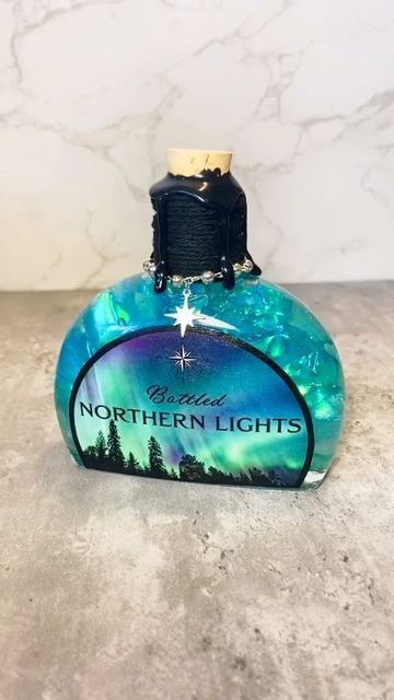 Fantasy Potions Names, Dragon Potion Bottle, Potion Bottle Ideas, Harry Potter Diy Potions, Christmas Potion Bottles, Witch Potions Aesthetic, Christmas Potions, Harry Potter Crafts Diy, Potion Bottle Diy