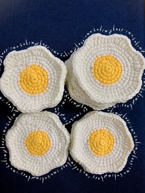 Crochet Muffin, Community Farm, Huevos Fritos, Crochet Food, Crochet Ideas, Coasters, Amigurumi, Knitting, Crochet