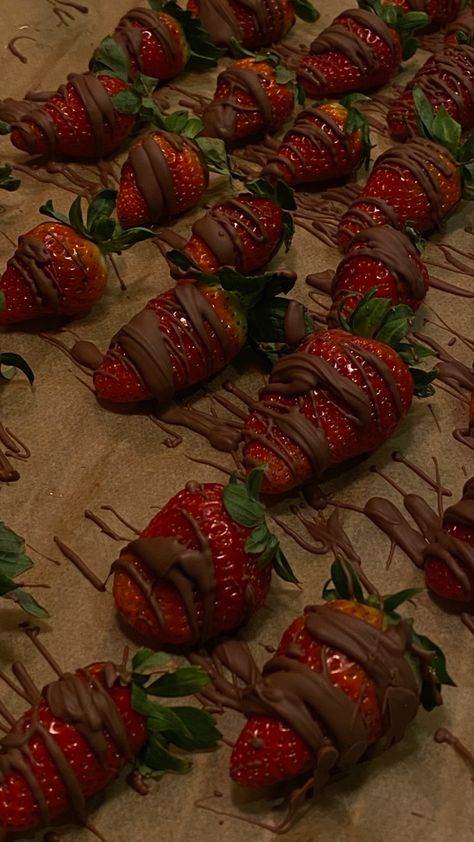 Strawberry And Chocolate Aesthetic, Strawberry Chocolate Aesthetic, Food Captions, Hanging Plants Indoor, Red Strawberry, Yummy Comfort Food, Strawberry Desserts, Food Snapchat, Fruit Drinks