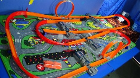 Hot Wheels Race Track Hot Wheel Activities, Hotwheels Track, Hot Wheels Race Track, Hot Wheels Storage, Hot Wheels Room, Hot Wheels Track Builder, Birthday Cake Cake, Kids Play Table, Hot Wheels Party