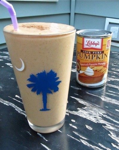 Simply too healthy, too easy, too delicious! Pumpkin Pie Smoothie: 1/2 banana, 1/3 cup pumpkin puree, 1/3 cup plain Greek yogurt , 3/4 cup vanilla almond milk (or vanilla soy milk), few shakes of pumpkin pie spice, 4-5 ice cubes. Done. Pumpkin Spice Smoothie, Pumpkin Pie Smoothie, Overnight Oat, Vanilla Almond Milk, Think Food, Jello Shots, Smoothie Shakes, Pumpkin Pie Spice, Plain Greek Yogurt