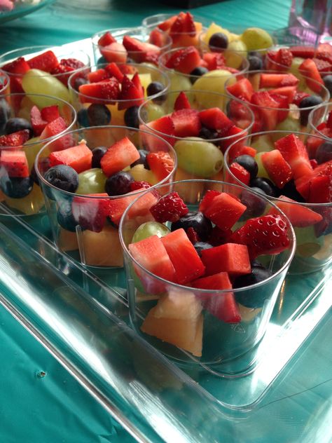 Mini Fruit Salad Cups, Mini Fruit Cups For Party, Fruit Cups For Party Bridal Showers, Mini Fruit Platter, Mini Fruit Cups, Fruit Cups For Party, Individual Fruit Cups, Fruit And Yogurt Parfait, Finger Food Desserts