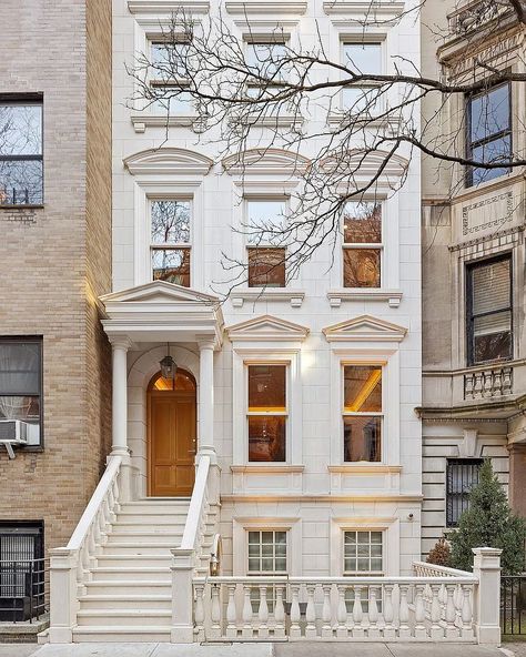 Townhouse New York, Nyc Upper East Side, New York Townhouse, Nyc Townhouse, Lenox Hill, Nyc Real Estate, Townhouse Designs, Luxury Condo, Upper East Side