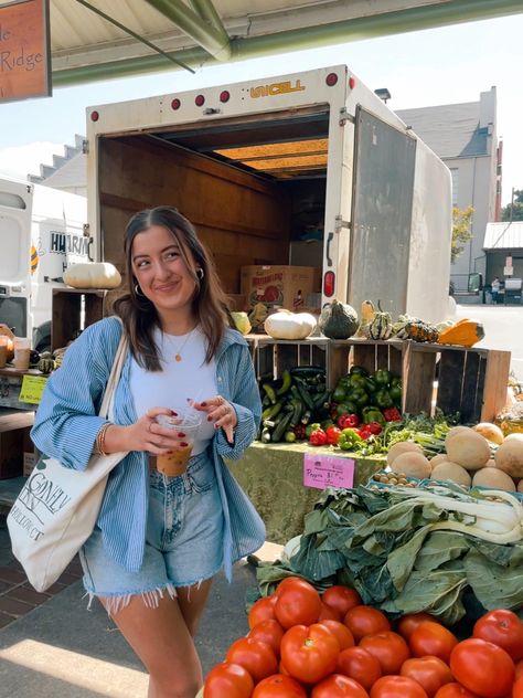 Outfits For Farmers Market, Spring Farmers Market Outfit, Cold Farmers Market Outfit, Farmers Market Photo Ideas, Farmer’s Market Outfit, Summer Farmers Market Outfit, Farmers Market Picture Ideas, Farmers Market Instagram Pictures, Farmers Market Photos