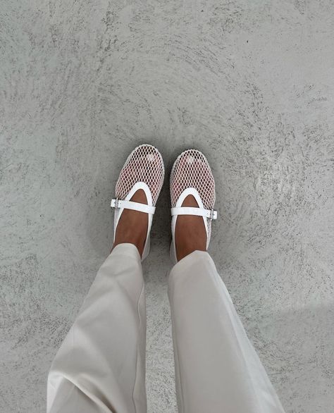 Trends Ss24, Flat Shoes Outfit, White Flat Shoes, Mesh Flats, Flats Outfit, Street Shoes, Shoes Outfit, Socks And Heels, Shoe Inspiration