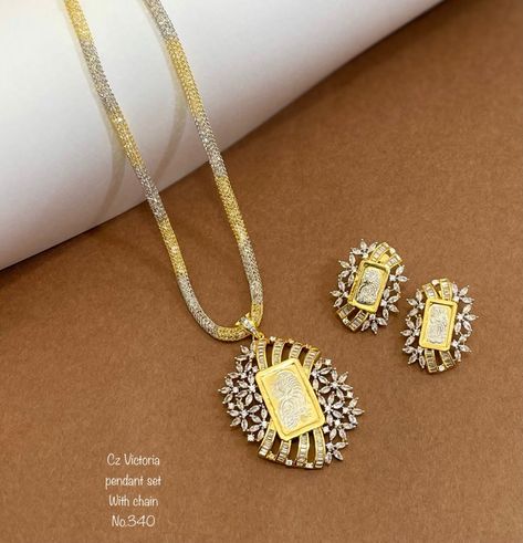 Jwellary Design, Pendent Set, Diamond Locket, Basic Embroidery, Gold Jewelry Outfits, Diamond Pendants Designs, Pendant Sets, Plant Box, Diamond Pendants