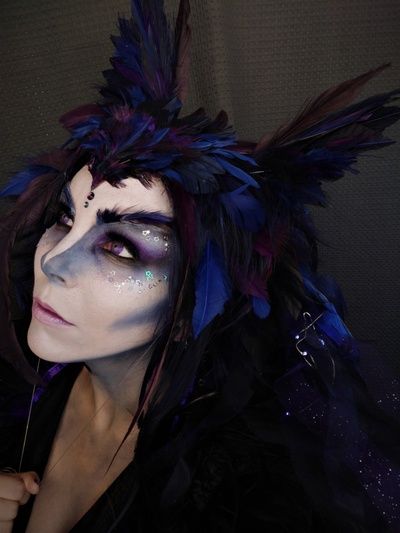 Harpy Costume Makeup, Raven Face Paint, Raven Makeup Look, Crow Inspired Makeup, Moth Costume Makeup, Bird Inspired Makeup, Raven Makeup Ideas, Harpy Cosplay, Magpie Costume