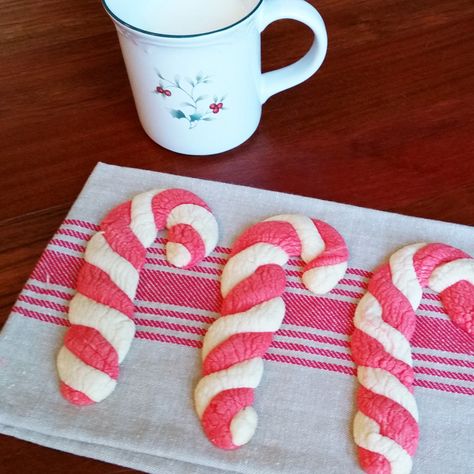 Candy Cane Cookies Recipe, Candy Cane Cookie Recipe, Betty Crocker Cookies, Tell Me The Truth, Cookie Contest, Candy Cane Cookies, Peppermint Cookies, Best Christmas Cookies, Chocolate Art