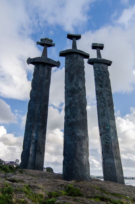 Sverd i fjell (Swords in Rock) is a commemorative monument for the historic Battle of Hafrsfjord that took place there in the year 872, when Harald Hårfagre (King Harald Fairhair) gathered all of Norway under one crown. Hafrsfjord, Norway Viking Swords, Norway Viking, Viking Warriors, Norse Myth, Viking Style, Scene Design, Viking Warrior, Dark Ages, Brutalism