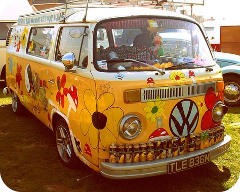 Hippy..... I have seen many of these back in the days when they were originals... I think that if you din't live during the 70s, you just didn't live... Old Vw Bus, Combi Hippie, Paz Hippie, Van Hippie, Mundo Hippie, T3 Vw, Kombi Motorhome, Hippie Bus, Combi Volkswagen