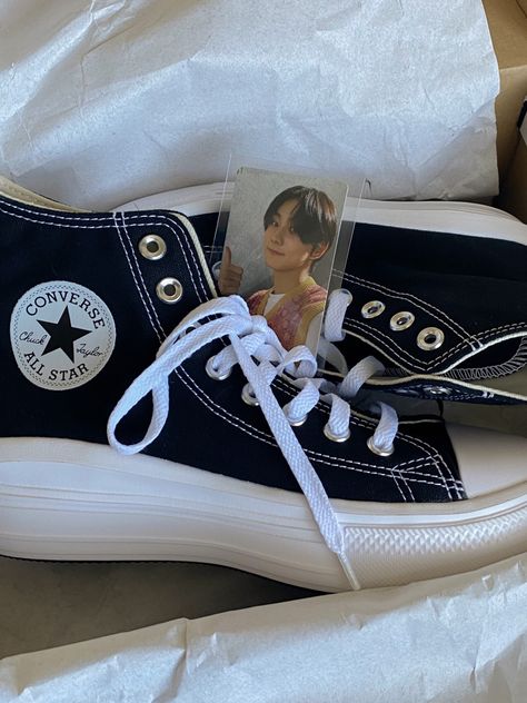 these are the chuck taylor all star move !! Enhypen Converse Shoes, Enhypen Converse, Enhypen Shoes, Converse All Star Move, Chuck Taylor All Star Move, Converse Aesthetic, Fresh Shoes, Wallpaper Vintage, Converse Chuck Taylor All Star