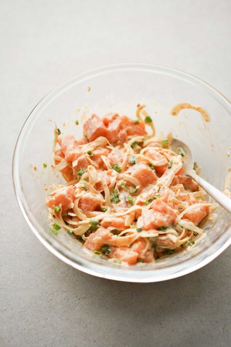 simple Mayo Salmon, Salmon Poke Bowl Recipe, Making Sushi Rice, Salmon Poke Bowl, Hawaiian Snacks, Hawaiian Poke, Poke Recipe, Poke Bowl Recipe, Tuna Poke Bowl