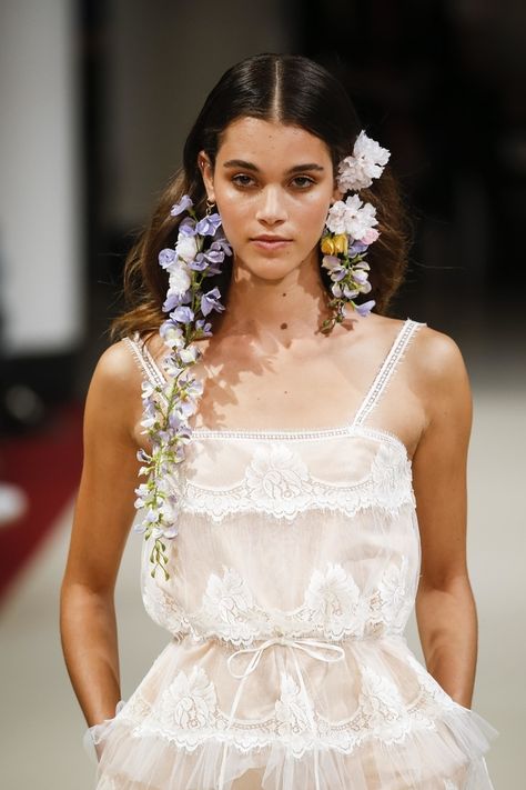 Coachella 2018, Woman With Flowers, Blond Balayage, Alexis Mabille, Flowers In Her Hair, Hairstyle Inspo, Naomi Campbell, 가을 패션, Ethnic Style