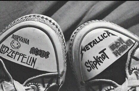 Save rock and roll : Photo Converse Drawing, Diy Converse, Doodle Shoes, Sharpie Shoes, Dani California, Converse Design, Grunge Shoes, Converse Aesthetic, Cute Converse