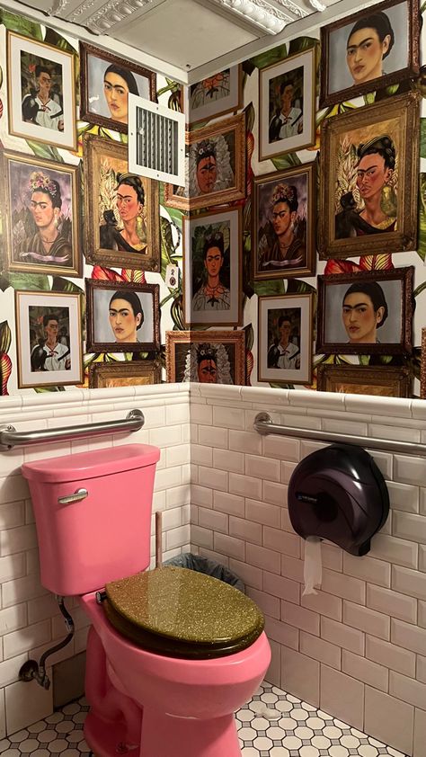 Cool Toilet Room, Kitsch Bathroom Ideas, Aesthetic Toilet Room, Fun Restroom Ideas, Maximalist Decor Small Bathroom, Crazy Toilet Design, Fun Restroom Design, Eclectic Restroom, Funky Bathroom Ideas Vintage