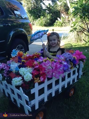 This homemade costume for babies entered our 2014 Halloween Costume Contest. Halloween Costumes With Wagon, Halloween Costumes Homemade, Wagon Halloween Costumes, Wagon Floats, Wagon Costume, Baby Bumble Bee, Halloween Costumes 2014, First Halloween Costumes, Girl Halloween Costumes