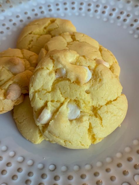 Lemon Cookies with White Chocolate Lemon Cooler Cookies, Easy Veggie Burger, Cookies White Chocolate, Lemon Velvet Cake, Cookies Lemon, Cookies With White Chocolate, Bacon Wrapped Chicken Bites, Box Lemon Cake, Low Carb Biscuit