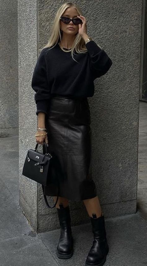 Chelsea Boots Night Outfit, Leather Skirt Office Outfit, Autumn Brunch Outfit, Long Black Leather Skirt Outfit, Leather Midi Skirt Outfit, Australian Winter, Looks Adidas, T Shirt Outfits, Outfit Botas