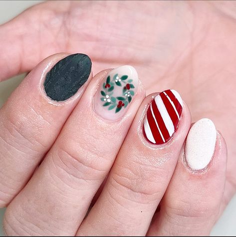 These little wreaths are so dang cute!! Inspo: @nailart.bycaroline #nails #nailsofinstagram #nailartist #nailsoftheday #nailsdesign… | Instagram Wreath Nails, Mommy Nails, Wicked Nails, Lilac Nails, Sculpted Nails, Finger Paint, Swarovski Nails, Sweater Nails, Gelish Nails