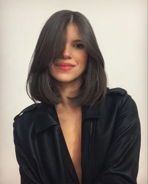 Long Bob Hair With Curtain Bangs, Short Simple Haircut, Dark Hair Bob Haircut, Short Flat Hair, Flat Short Hair, Medium Bob With Curtain Bangs, Fall Hair Styles 2022, Short Bob Dark Hair, Midi Bob Haircut