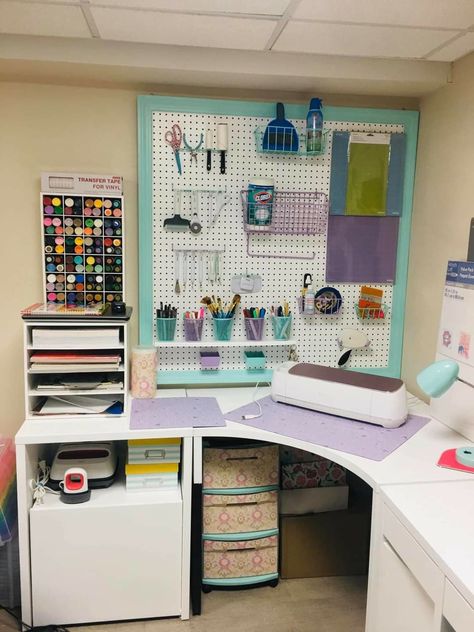 Cricut Workspace Ideas, Office Craft Room Combo, Craft Room Closet, Small Craft Rooms, Craft Supply Storage, Dream Craft Room, Craft Room Design, Diy Craft Room, Craft Room Decor