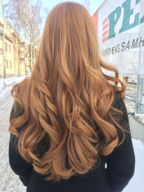 gorgeous curls in strawberry blonde hair Trendy We Fryzurach, Red To Blonde, Beautiful Red Hair, Strawberry Blonde Hair, Long Red Hair, Light Hair Color, Beautiful Curls, Trendy Hair Color, Balayage Brunette