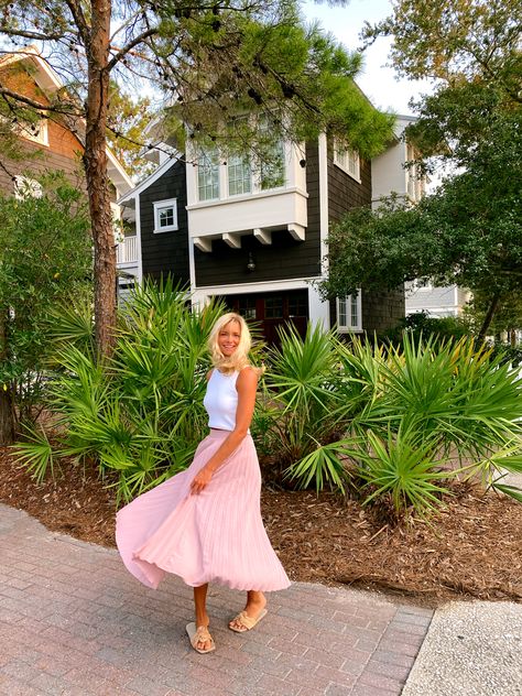 summer beach outfit inspo #beach #summer #aesthetic #beachoutfitswomen Pink Beach Outfit Aesthetic, Palm Beach Outfits, Pink Beach Outfit, Pink Casual Outfit, Summer Trip Outfits, Charleston Outfits, Influencer Poses, Beach Summer Aesthetic, Outfit Inspo Beach