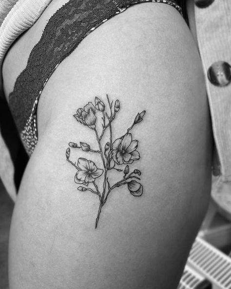 Becca🌙 on Instagram: “Pretty magnolias🌸🤩 • • • #magnolia #magnolias #magnoliatattoo #flowertattoo #floraltattoo #hiptattoo #thightattoo #legtattoo #prettytattoo…” Upper Thigh Tattoo, Upper Thigh Tattoos, Magnolia Tattoo, Floral Tattoos, Magnolia Blossom, Thigh Tattoos Women, Hip Tattoo, Barbed Wire, Tattoo Inspo