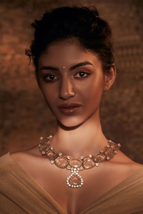 Pendant Necklace Outfit, Contemporary Bridal Jewellery, Natural Beauty Face, Pendant Necklace Simple, Beauty Routine Tips, Beauty Natural Products, Tarun Tahiliani, Vogue Beauty, Beauty Face Women