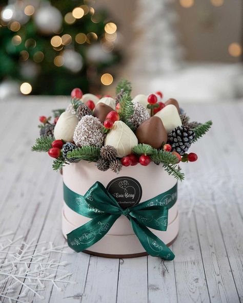 Christmas Chocolate Bouquet, Christmas Chocolate Strawberries, Christmas Covered Strawberries, Christmas Bouquet Ideas, Green Strawberries, Strawberry Box, Christmas Greens, Christmas Sweet Treats, Food Bouquet