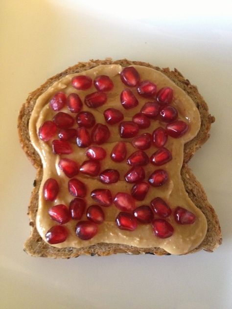 10 sweet & savory ways to eat a pomegranate | veggiegirlrd.com What To Eat With Pomegranate Seeds, Pomegranate Vegan Recipes, How To Eat Pomegranate Seeds, Vegan Pomegranate Recipes, Pomegranate Seed Recipes, Pomegranate Recipes Baking, How To Eat Pomegranate, How To Eat A Pomegranate, Pomegranate Snacks