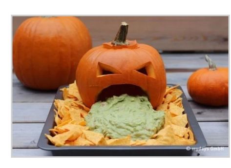 Halloween Recipes Party, Creepy Snacks, Halloween Buffet Table, Adult Halloween Party Food, Adult Halloween Party Decorations, Buffet Halloween, Plat Halloween, Halloween Buffet, Dulces Halloween