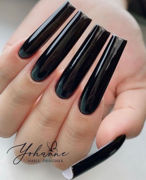 173 Likes, 3 Comments - Honey’s Nail Secret (@honeysnailsecret) on Instagram: “Just simply stunning by @yohannesnails using our C-Curve Tips, black gel and gloss topcoat. Visit…” Plain Black Nails, Black Tip Nails, Gold Stiletto Nails, Long Black Nails, Future Nails, Brown Acrylic Nails, Usa Nails, Nail Store, Medium Nails