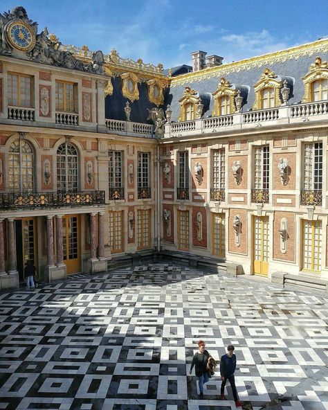 Chateau de Versailles Versailles Exterior, Greek Castle, Castle Pictures, Royal History, Chateau Versailles, Arizona House, Biltmore Estate, Palace Of Versailles, Kingdom Of Great Britain