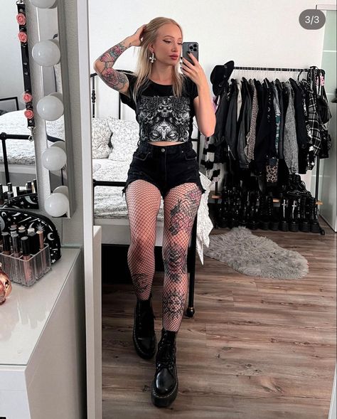 Misfits Concert Outfit, Metal Core Concert Outfit, Black Shorts And Fishnets Outfits, Sui̇ci̇deboys Concert Outfits Women, Hardcore Concert Outfit, Metal Concert Outfits Women, Rock Fest Outfit, Slipknot Outfit Ideas Concert, Emo Festival Outfit Summer