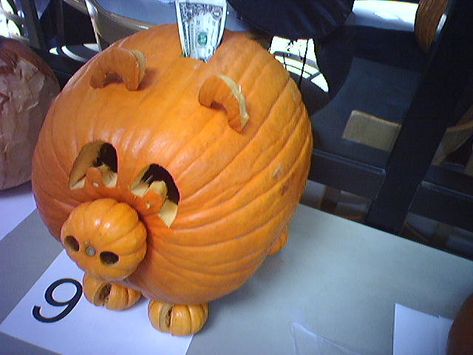 Spooky Widgets, Pumpkin Competition, Funny Pumpkin Carvings, Unique Pumpkin Carving Ideas, Craft Pumpkins, Holidays Decorations, Halloween Heart, Cute Pumpkin Carving, Office Halloween