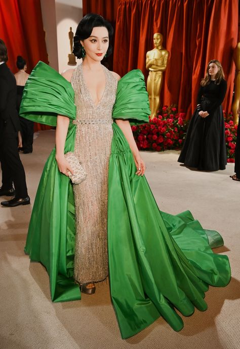 Oscars Gown, Vestidos Versace, 2023 Oscars, Oscars 2023, Academy Awards Red Carpet, Oscar Gowns, Vera Wang Gowns, Giambattista Valli Haute Couture, Versace Gown