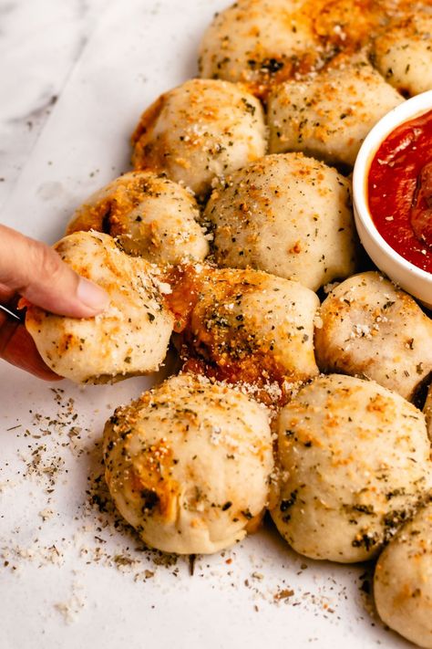 Pizza poppers, or pull apart pizza bites, are a fun and kid-friendly finger food for your next party!. Pizza sauce and mozzarella cheese are stuffed in pizza dough balls and baked in an irresistible herb and butter sauce. Pizza Poppers can be customized to include your favorite pizza toppings. Ready in less than 20 minutes! via @myminichefs Pizza Bites With Puff Pastry, Pizza Ball Recipe, Cheese Stuffed Pizza Dough Balls, Party Food Finger Food, Pizza Dough Bites Pull Apart, Pepperoni Pizza Balls, Appetizer With Pizza Dough, Pizza Themed Appetizers, Pizza Dough Mozzarella Balls