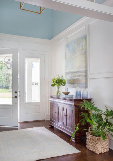 Coastal Style Entryway Coastal Hallway, Entrance Tables, House Entryway, Style Entryway, Wall Molding Design, Cherry Wood Cabinets, Coastal Entryway, Foyer Furniture, Foyer Ideas