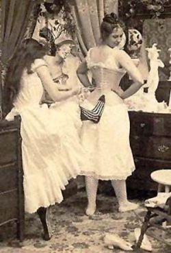 Sexy Corsets and Bustiers From the 1930's and Earlier Lingerie Vintage, Look Retro, Lace Tights, Vintage Corset, Corsets And Bustiers, Roaring Twenties, Jolie Photo, Vintage Lingerie, Vintage Pictures